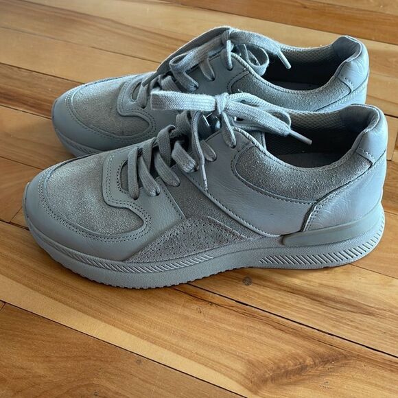 O by Everlane gray smooth and suede leather lace up low top sneakers. F= 7, M= 5 - Picture 2 of 6